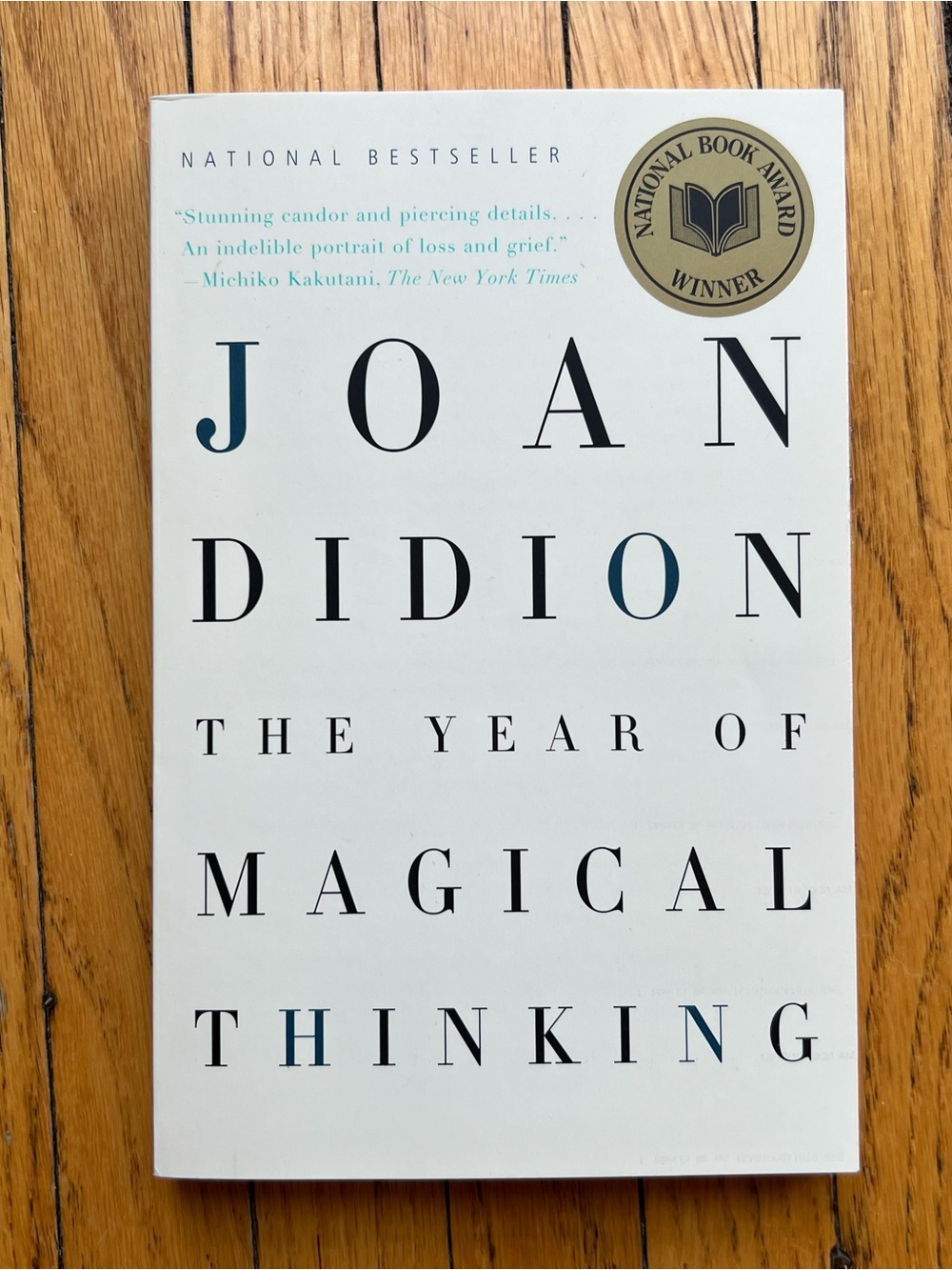 Joan Didion — The Year of Magical Thinking (Paperback Book, Memoir)